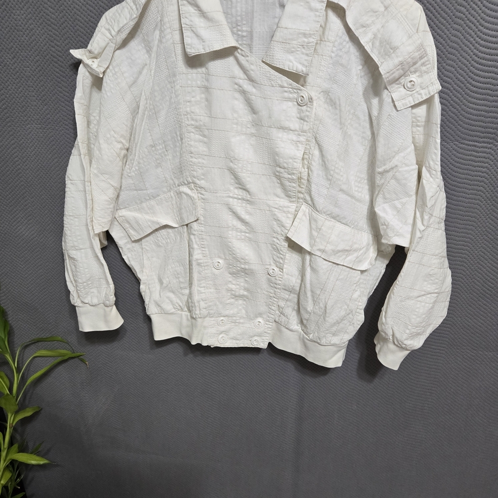 Sophisticated White Suit Jacket with Sleek Design‎